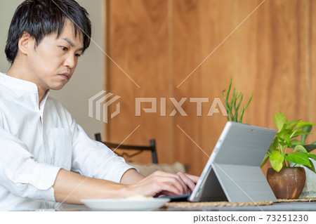 [正在工作]一個在異國情調的旅館里工作的人 73251230