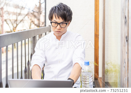 [Worcation] A man working on the hotel terrace 73251231