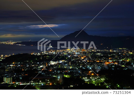 [大分縣]別府溫泉的夜景 73251304