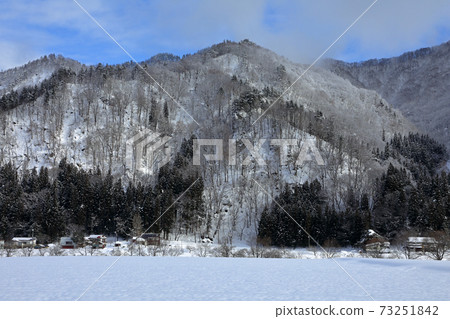 仲冬的里山，福島縣忠實町山腳下的村莊和積雪的稻田 73251842