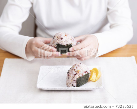 Eat rice balls Eat rice balls 73253525