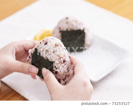 Eat rice balls Eat rice balls 73253527