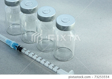 [到疫苗接種/疫苗相關文章的縮略圖中]疫苗瓶和注射器 73253554