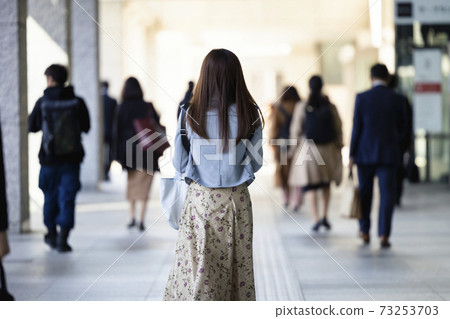 早上來上班的女人的背影 73253703