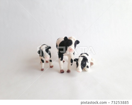 父母和孩子的依sn奶牛的形象 73253885