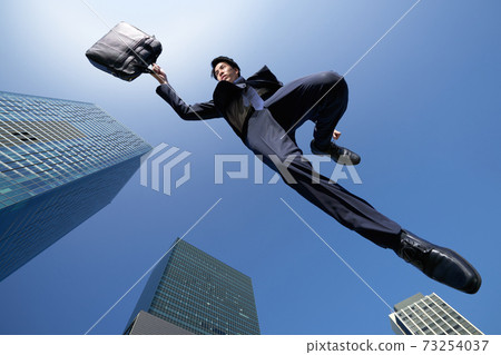 一名商人,映襯在藍天下 一名商人,映襯在藍天下 73254037