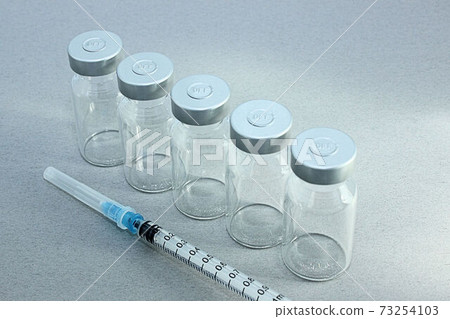 [Thumbnails of vaccination / vaccine related articles] Vaccine vials and syringes 73254103
