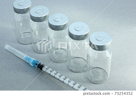 [到疫苗接種/疫苗相關文章的縮略圖中]疫苗瓶和注射器 73254352