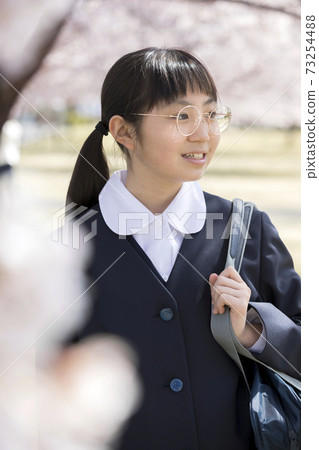 小學入學映像初中生畢業 小學入學映像初中生畢業 73254488