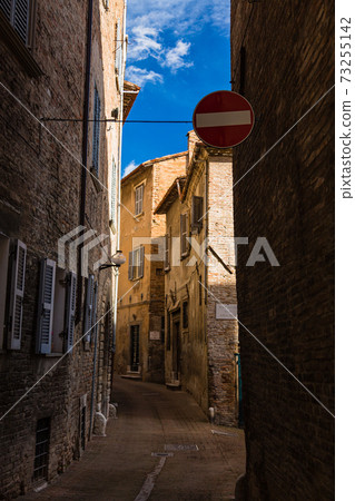 Alley in Urbino, Italy Alley in Urbino, Italy 73255142