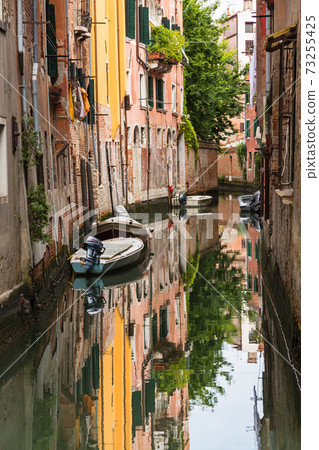 意大利威尼斯小巷後面的運河和城市景觀 73255425