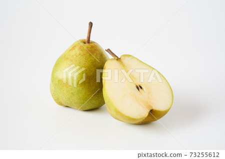 拉法國西洋梨在白色背景上 73255612