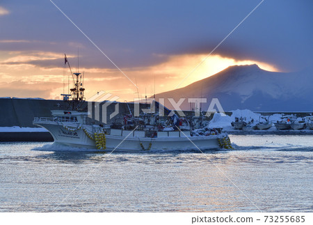 Photographing the scenery of a fishing boat leaving the Higashino fishing port in Yakumo-cho, Hokkaido in winter Photographing the scenery of a fishing boat leaving the Higashino fishing port in Yakumo-cho, Hokkaido in winter 73255685