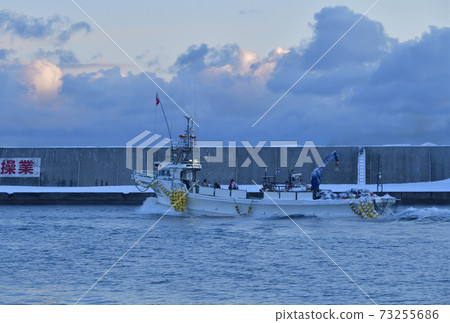 Photographing the scenery of a fishing boat leaving the Higashino fishing port in Yakumo-cho, Hokkaido in winter Photographing the scenery of a fishing boat leaving the Higashino fishing port in Yakumo-cho, Hokkaido in winter 73255686