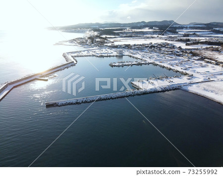 冬天的北海道八雲町東野漁港雪景鳥瞰圖 73255992