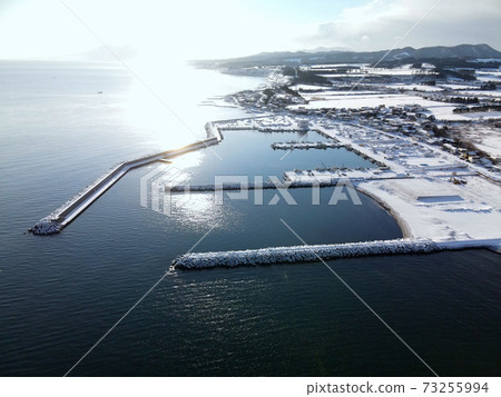 冬天的北海道八雲町東野漁港雪景鳥瞰圖 冬天的北海道八雲町東野漁港雪景鳥瞰圖 73255994