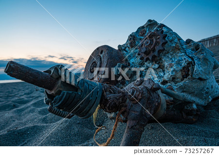 廢棄和生鏽的引擎 廢棄和生鏽的引擎 73257267