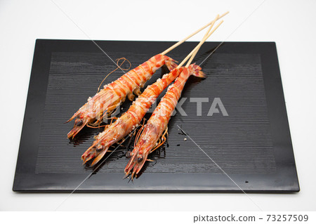 Grilled prawns from Nagasaki prefecture on a black plate 73257509