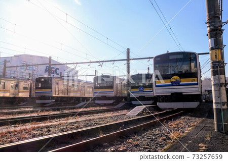 鶴見線205系列和南部支線的車輛停在鶴見線的車庫中 鶴見線205系列和南部支線的車輛停在鶴見線的車庫中 73257659