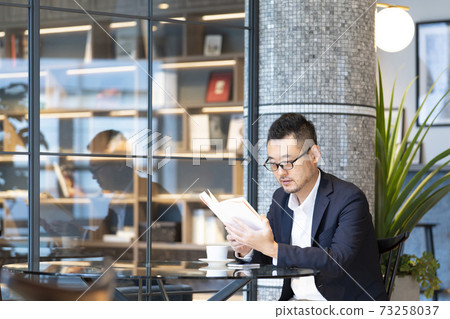 Cafe Men Middle Lifestyle Reading 73258037