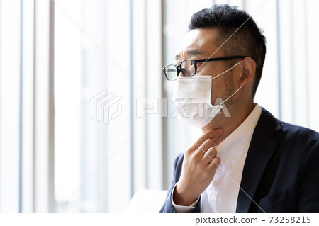 A man with a sore throat 73258215