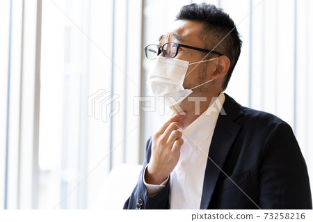 A man with a sore throat 73258216