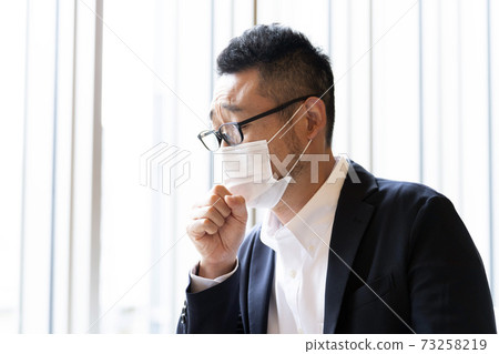 A man who coughs 73258219