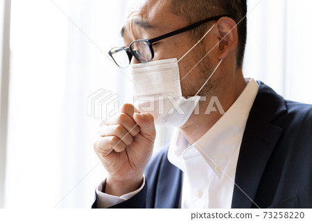 A man who coughs 73258220