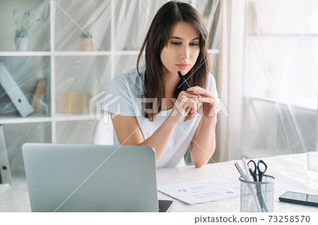 business shutdown lockdown unemployment woman move business shutdown lockdown unemployment woman move 73258570