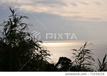 The calm Sea of Japan, the sunshine that illuminates the sea 73259216