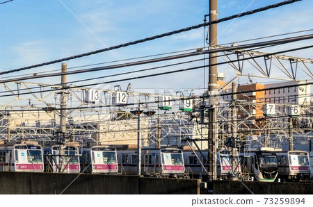 Tokyo Metro 8000 series and Tokyu 2020 series that stop at Saginuma Tokyo Metro 8000 series and Tokyu 2020 series that stop at Saginuma 73259894