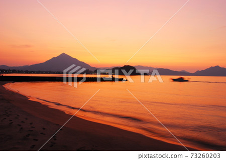 [Takahama Town, Fukui Prefecture] Evening beach 73260203