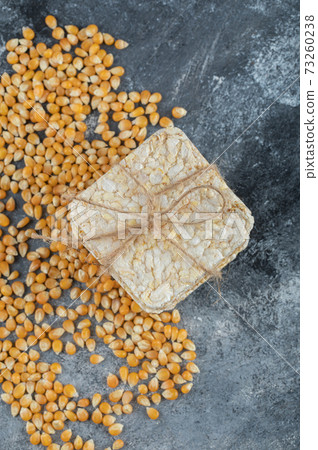 Crisp bread in rope with uncooked popcorn seeds 73260238