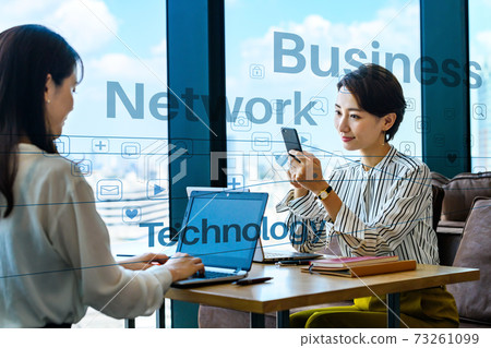 在辦公室經營智能手機的便衣女商人的網絡圖像 73261099