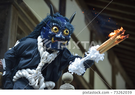一隻藍色的惡魔與他手中的松樹共舞 73262039