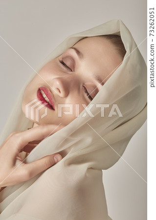 woman with veil 73262051