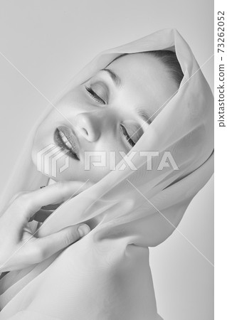 woman with veil 73262052