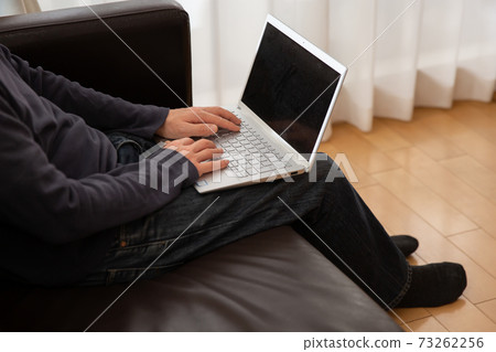 遠程辦公的男性手圖像在室內使用一台個人計算機的 73262256
