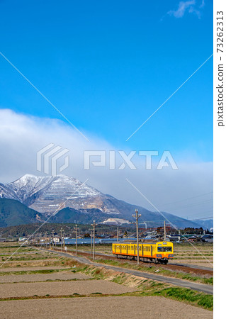 在積雪覆蓋的藤原山腳下行駛的三岐鐵道 73262313