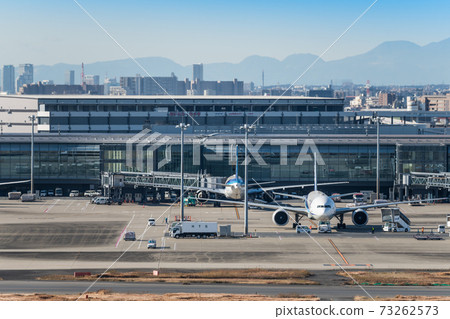 [羽田機場第一航站樓的飛機] 73262573