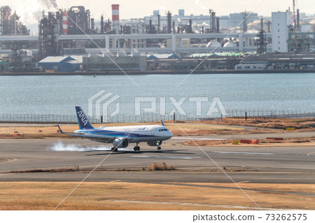 [羽田機場第一航站樓輪胎煙霧在全日空飛機著陸處] 73262575