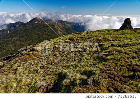 初夏從八嶽山脈和碘岳看向天狗岳方向的山脈 73262613