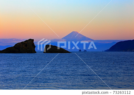 Kumomi shore at sunrise 73263112