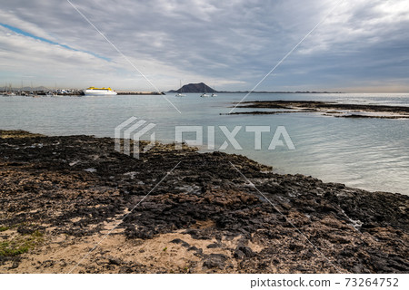Scenic view of the bay of Corralejo in Fuerteventura 73264752