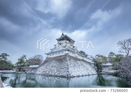 Kokura Castle with snow makeup 73266085