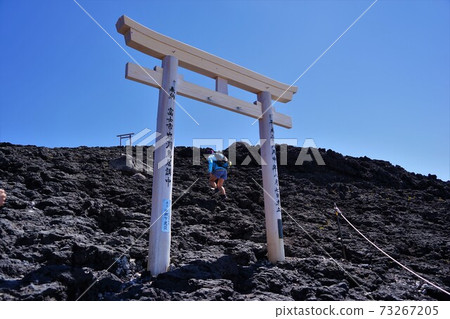 登山者在富士山口山頂上的鳥居門跳水 73267205