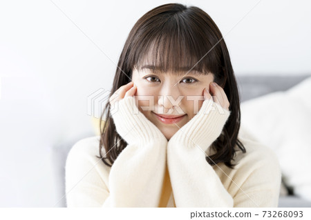 一個年輕的女人帶著微笑 一個年輕的女人帶著微笑 73268093