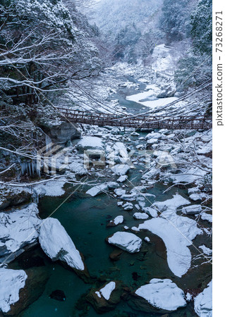 伊谷雪景的風間橋 73268271