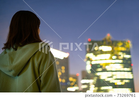 看夜視圖的婦女 看夜視圖的婦女 73269761
