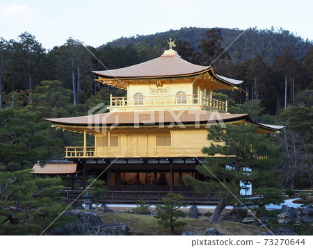 冬季黃昏的金閣寺,茅草屋頂的更換完成 冬季黃昏的金閣寺,茅草屋頂的更換完成 73270644